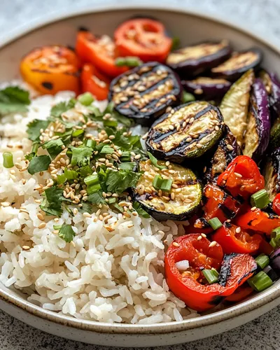 Riz à la noix de coco délicieux avec des légumes grillés