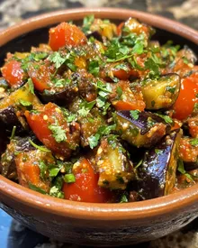 Salade marocaine Zaalouk : une salade d'aubergines et de tomates fumées