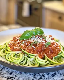 Nouilles de courgette délicieuses avec sauce marinara